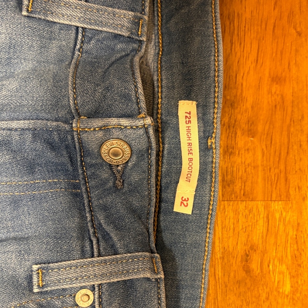 Levi's 725 Women's High Rise Bootcut jeans